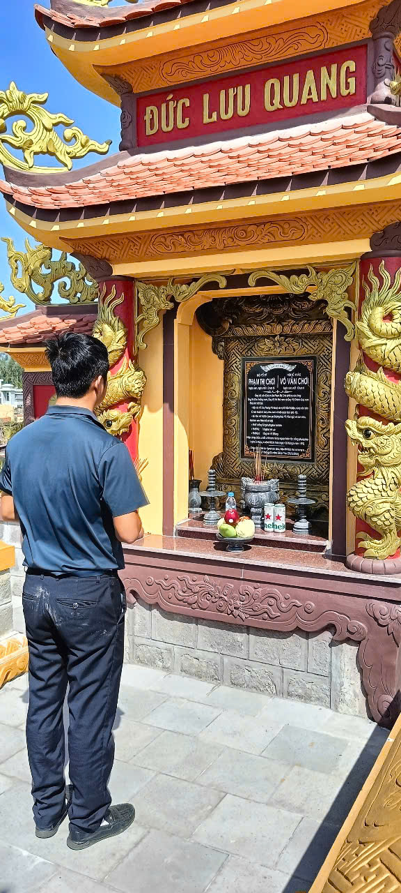 9.Con cháu thắp hương cho ông bà tổ tiên.jpg