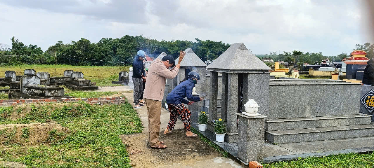 7.Con cháu thắp hương cho ông bà tổ tiên.jpg