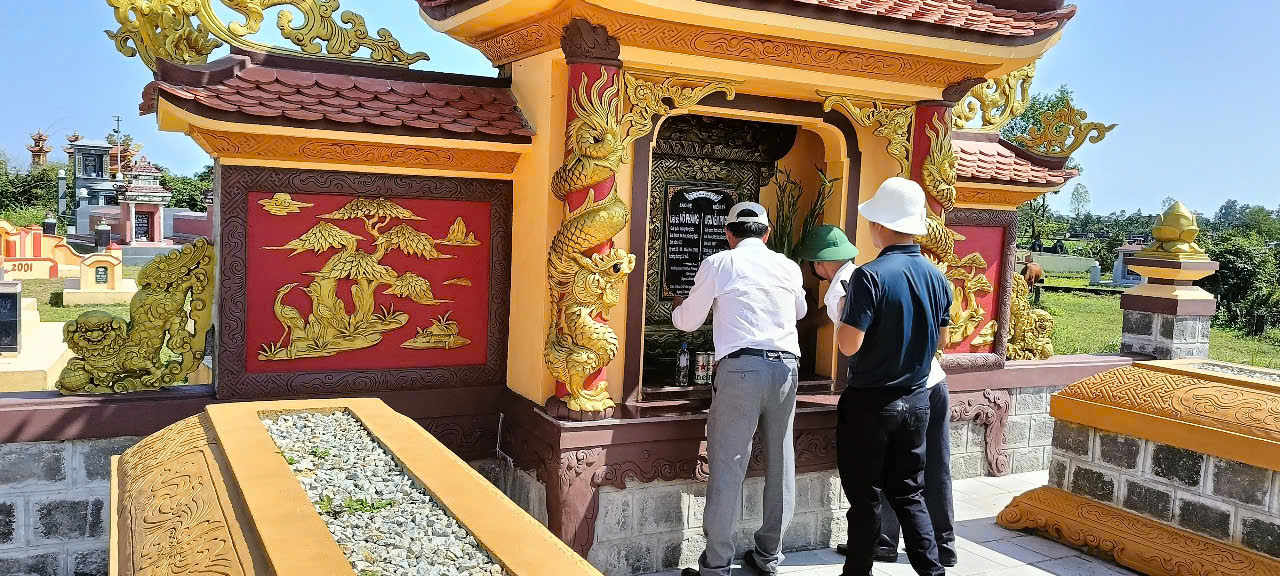 7. Huy thắp hương mộ tổ tiên.jpg