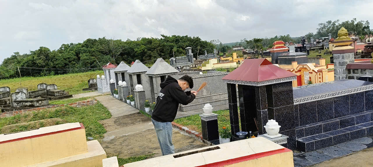 6.Con cháu thắp hương cho ông bà tổ tiên.jpg
