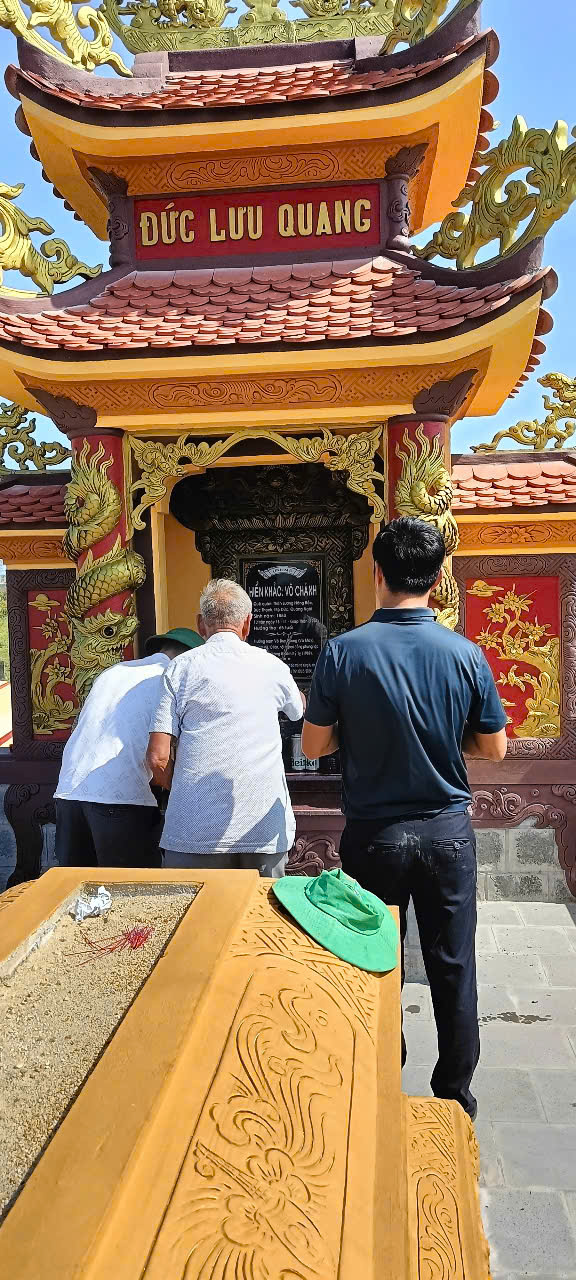 5. Huy thắp hương mộ tổ tiên.jpg