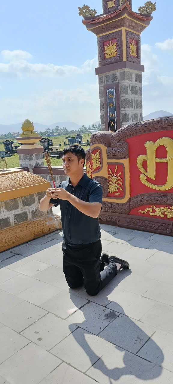 4. Huy thắp hương mộ tổ tiên.jpg