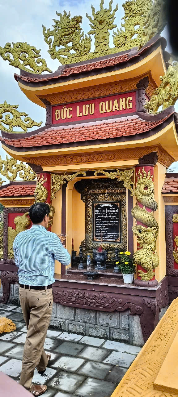 1.Con cháu thắp hương cho ông bà tổ tiên.jpg