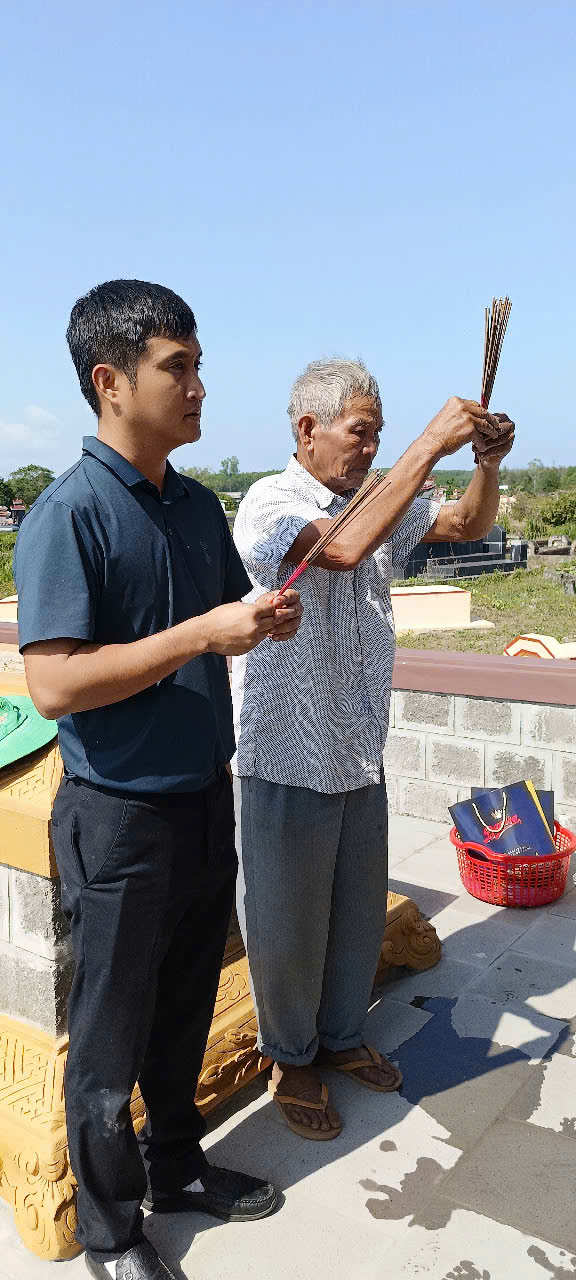 2. Huy thắp hương mộ tổ tiên.jpg