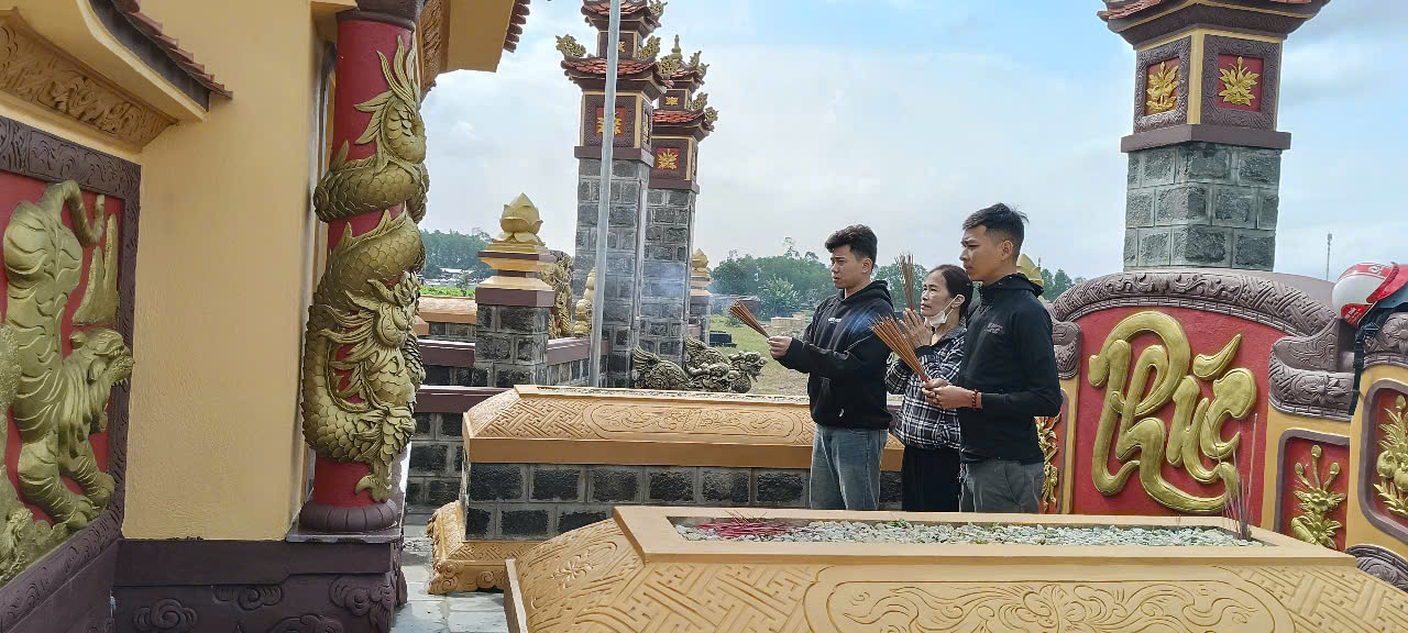 2.Con cháu thắp hương cho ông bà tổ tiên.jpg