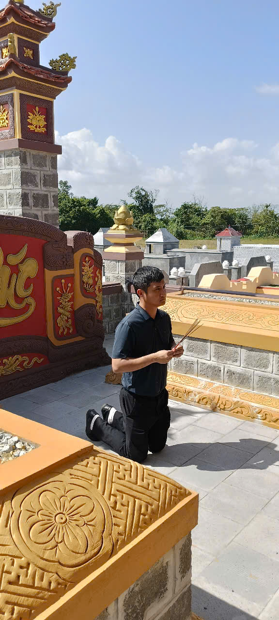1. Huy thắp hương mộ tổ tiên.jpg