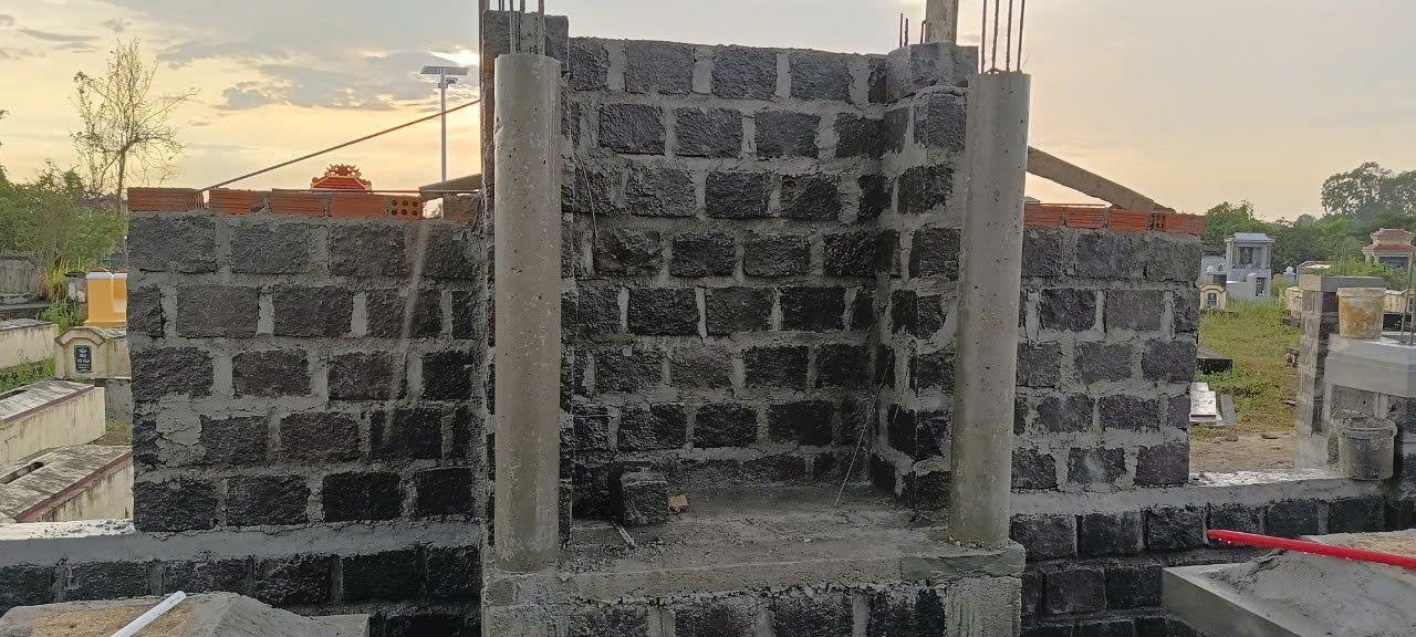 Anh 1 - Xây  mộ